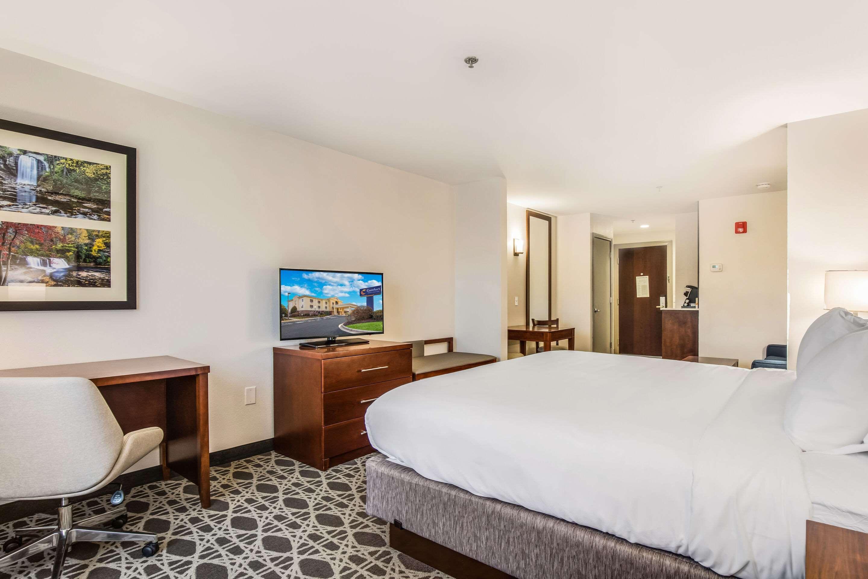 Comfort Inn & Suites Бревард Экстерьер фото