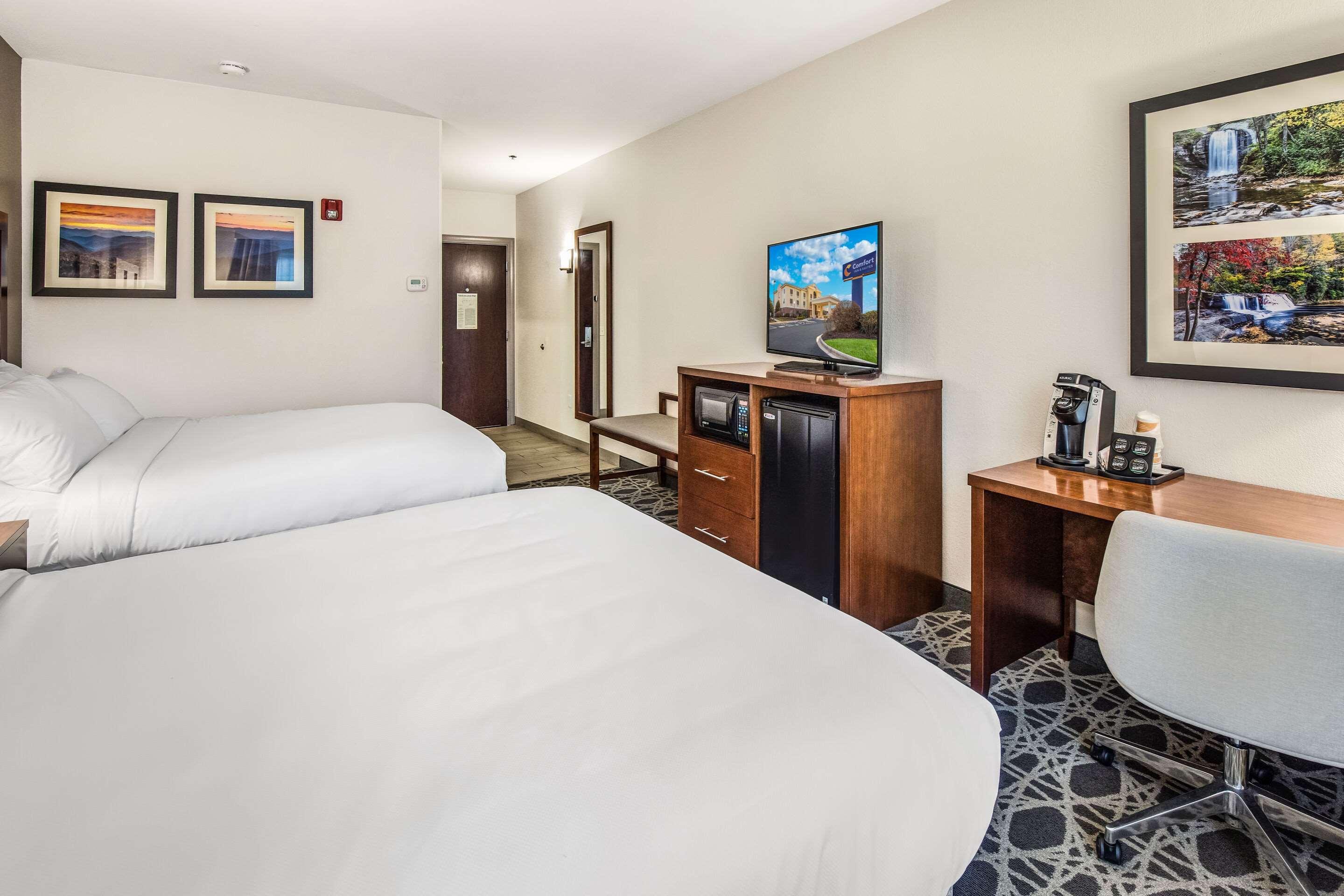 Comfort Inn & Suites Бревард Экстерьер фото